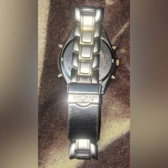 PreOwned  Vintage Antique Citizen Titanium Quartz With Invicta Original Box . - Picture 2 of 11